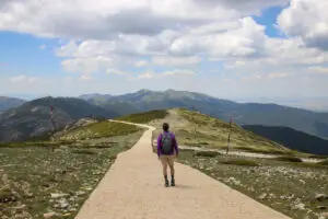 hombre caminando por un sendero
