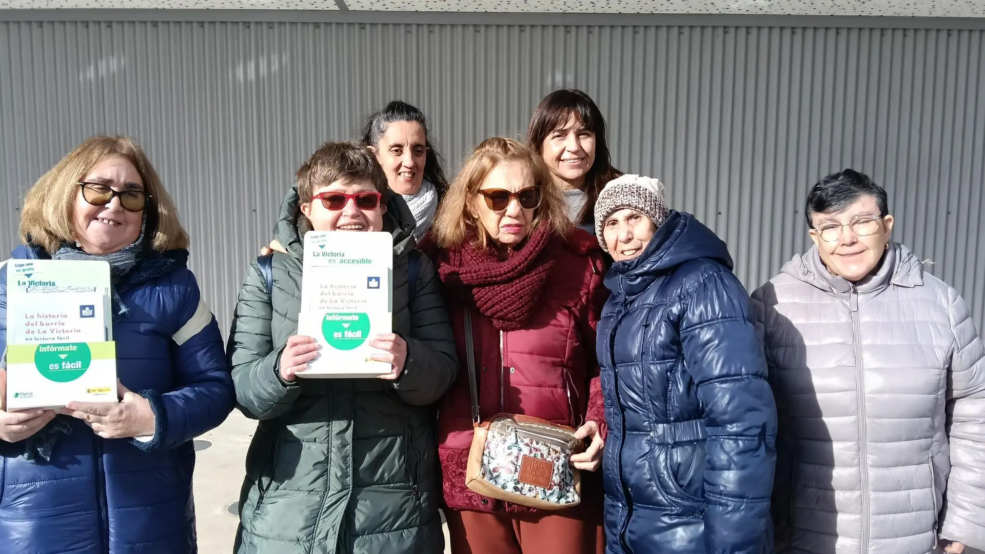 Equipo de evaluación de accesibilidad cognitiva de entorno posa con materiales en lectura fácil