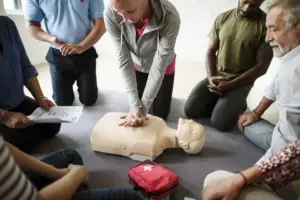 Grupo hace maniobras de reanimación