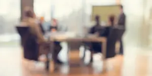 Personas reunidas en una mesa