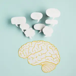 Cerebro con bocadillos de cómic encima
