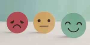 Tres pictogramas representan enfado , animo y felicidad